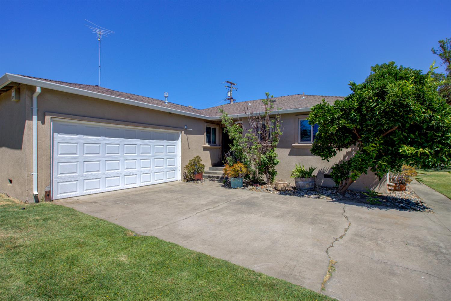 Kingsbury Avenue, Modesto, California image 1