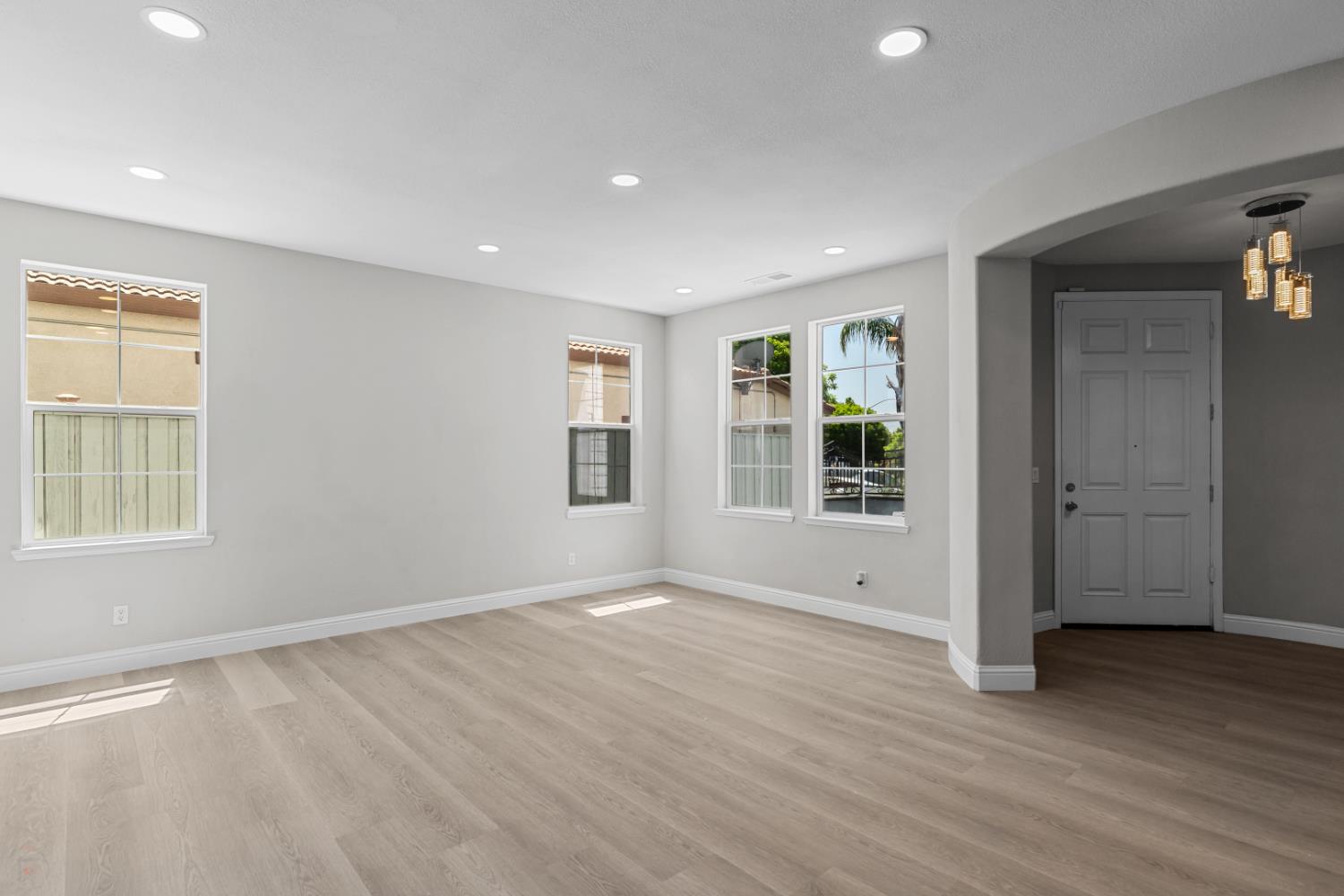 Detail Gallery Image 11 of 82 For 2431 Ogden Sannazor Ct, Tracy,  CA 95377 - 6 Beds | 4/1 Baths