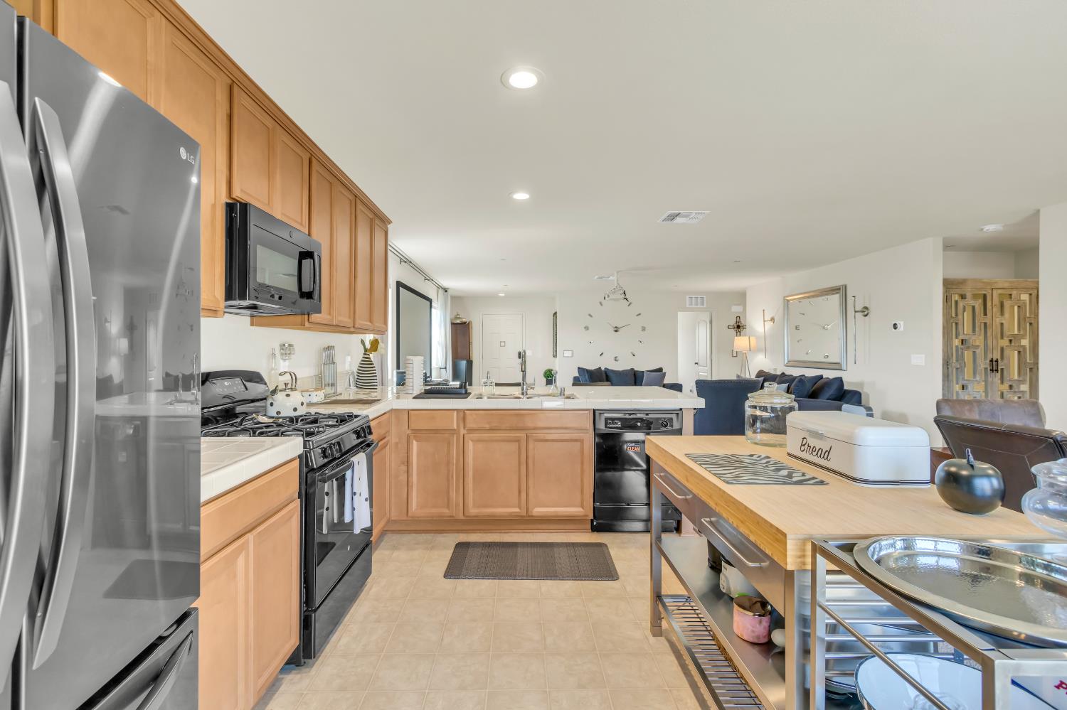 Sierra Bluff Street, Olivehurst, California image 17
