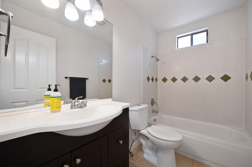 9350 Camada Court, Elk Grove, California image 12