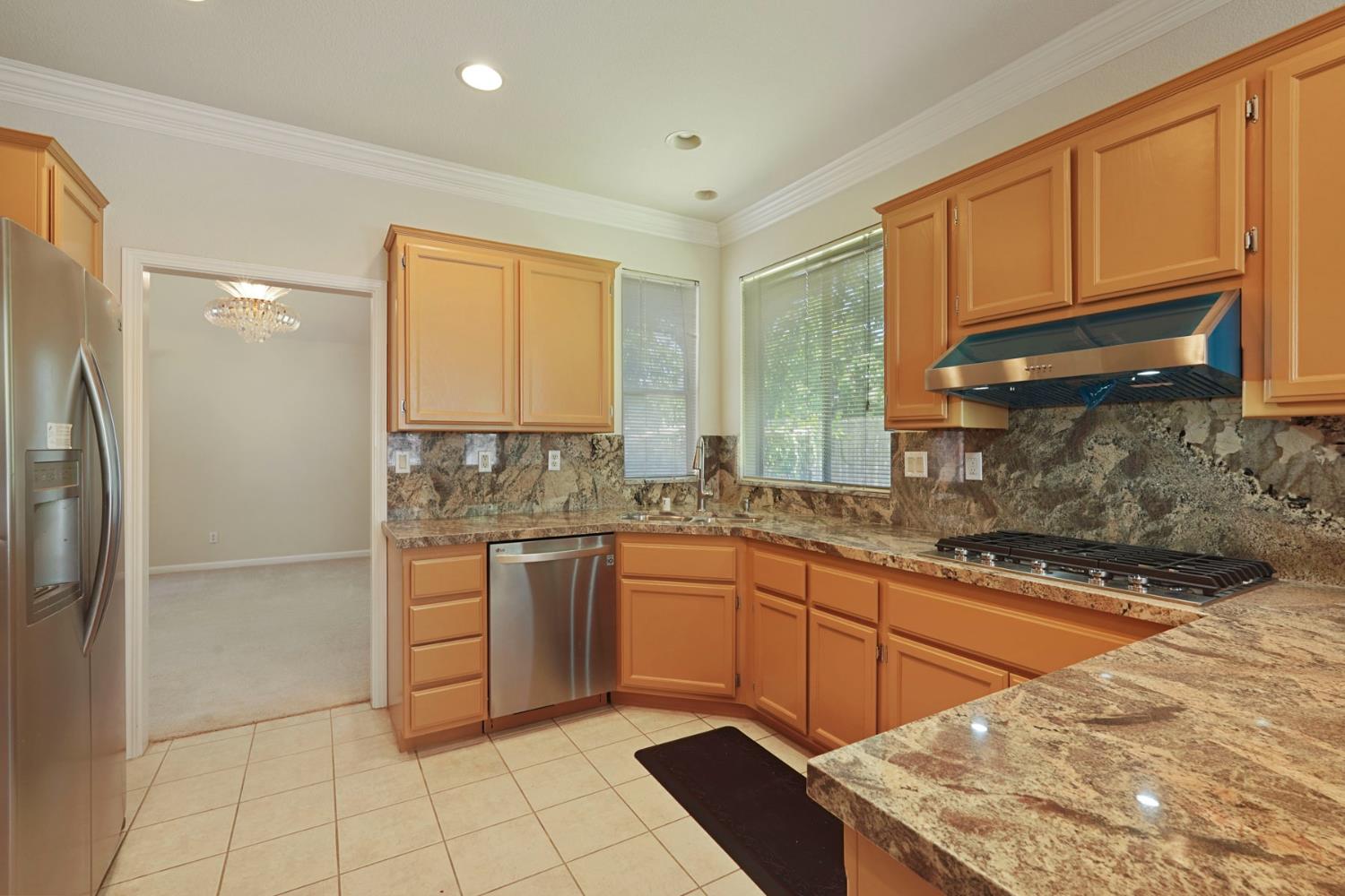 Detail Gallery Image 14 of 50 For 1053 L Aloutte Way, Sacramento,  CA 95831 - 4 Beds | 3 Baths