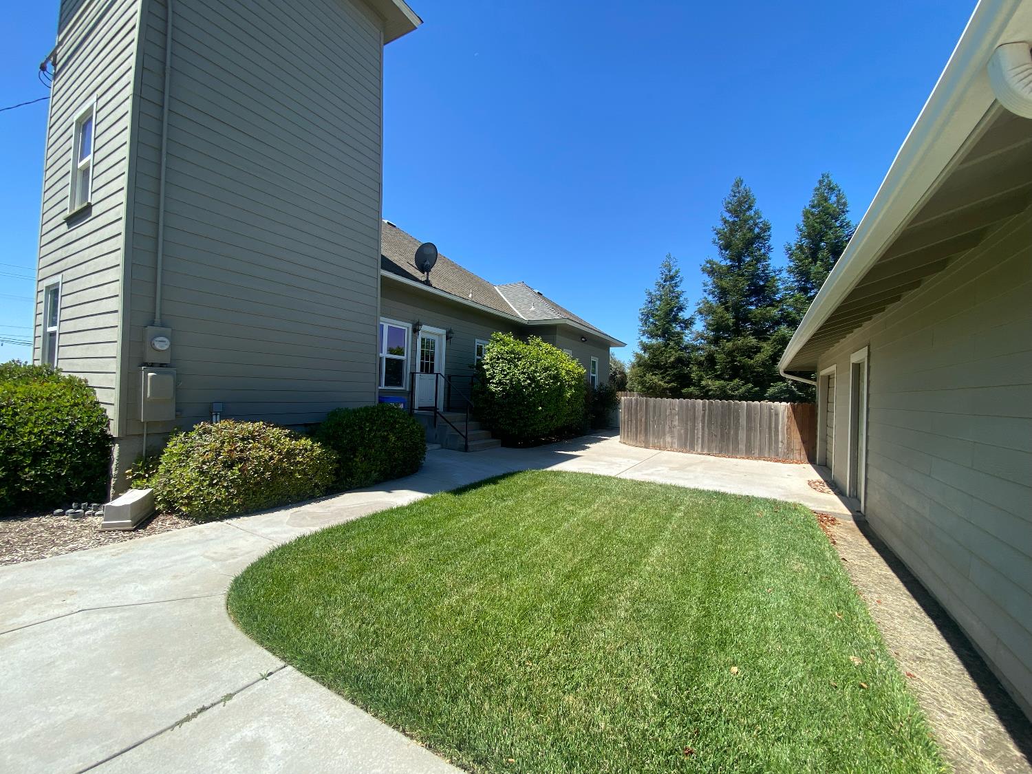 Yosemite Boulevard, Modesto, California image 23
