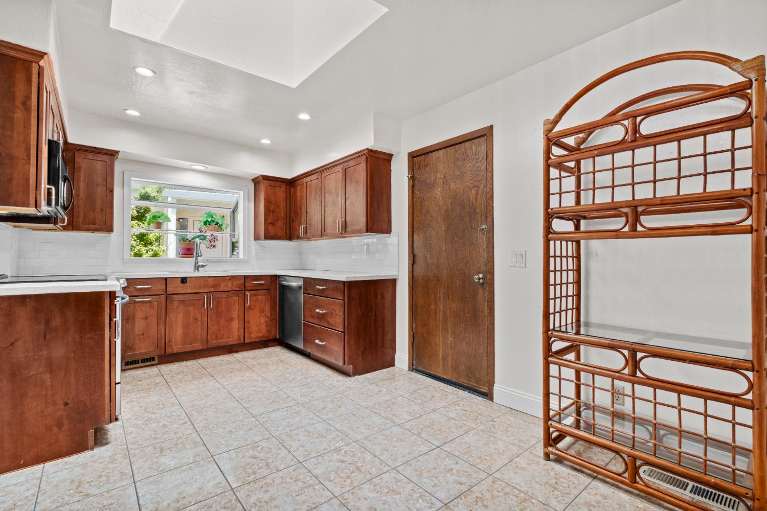 Photo #9: 225042950 Listing: Photo #9
