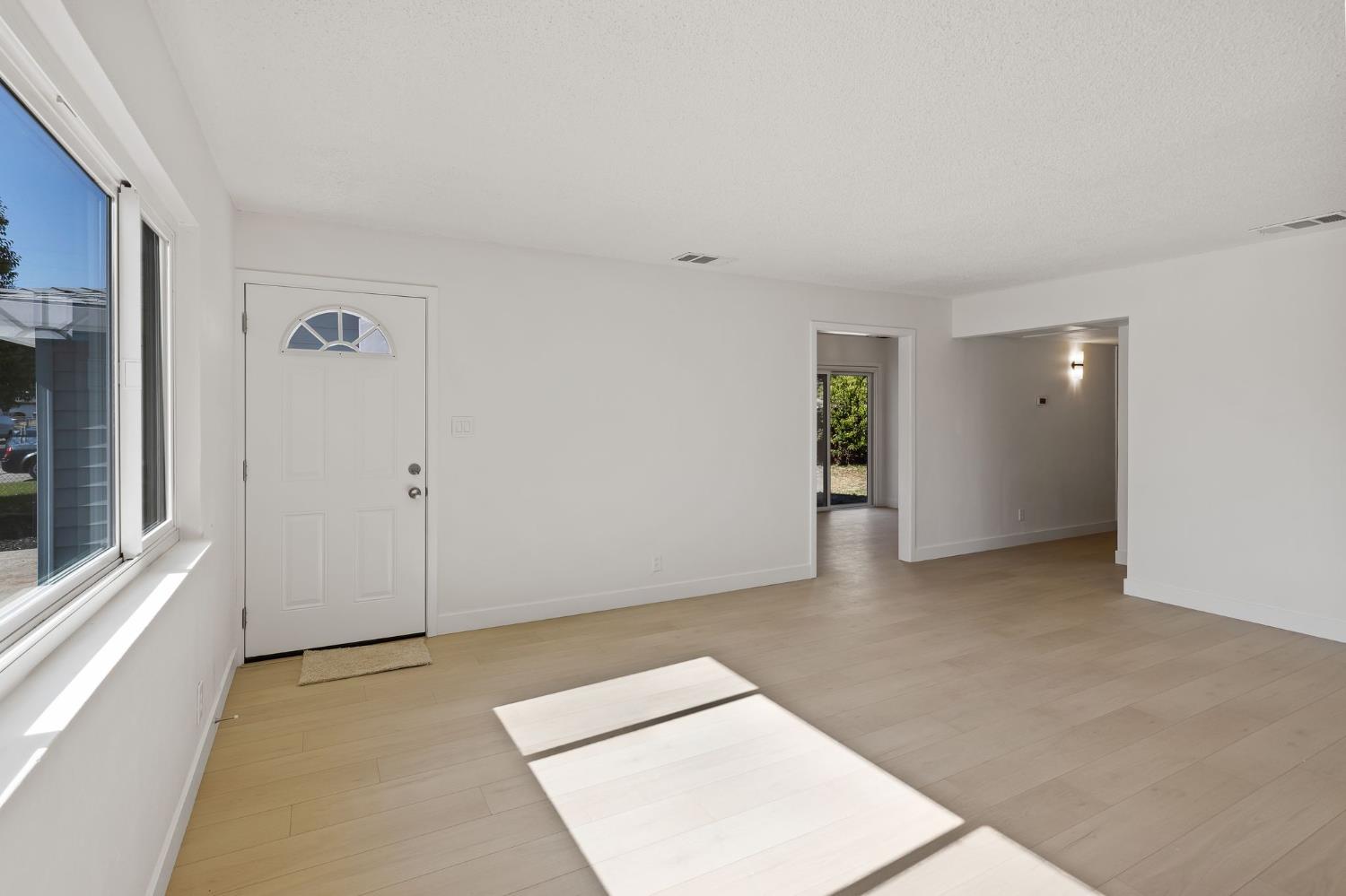Detail Gallery Image 6 of 28 For 3270 Nareb St, Sacramento,  CA 95838 - 3 Beds | 1 Baths