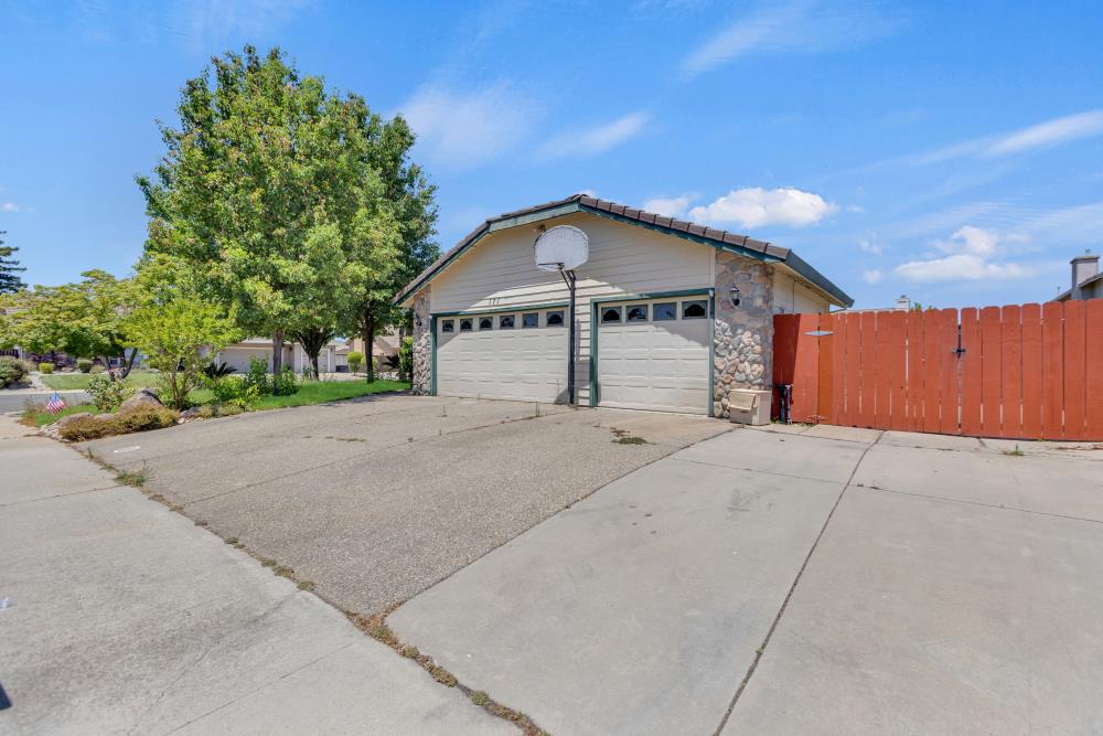 Robin Court, Galt, California image 3