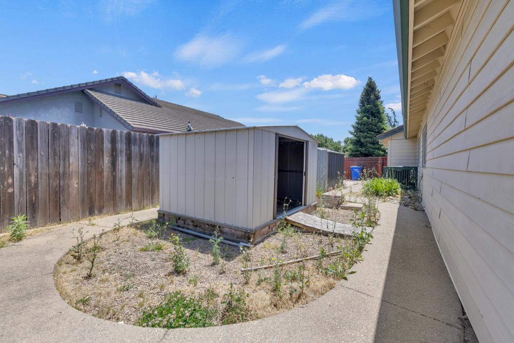 Robin Court, Galt, California image 35