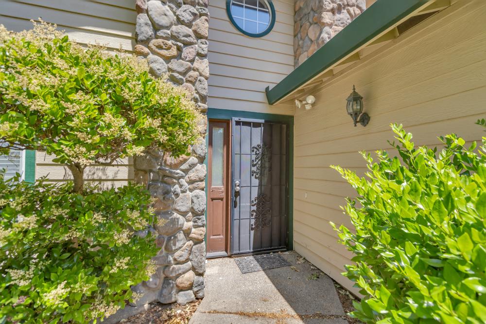 Robin Court, Galt, California image 4