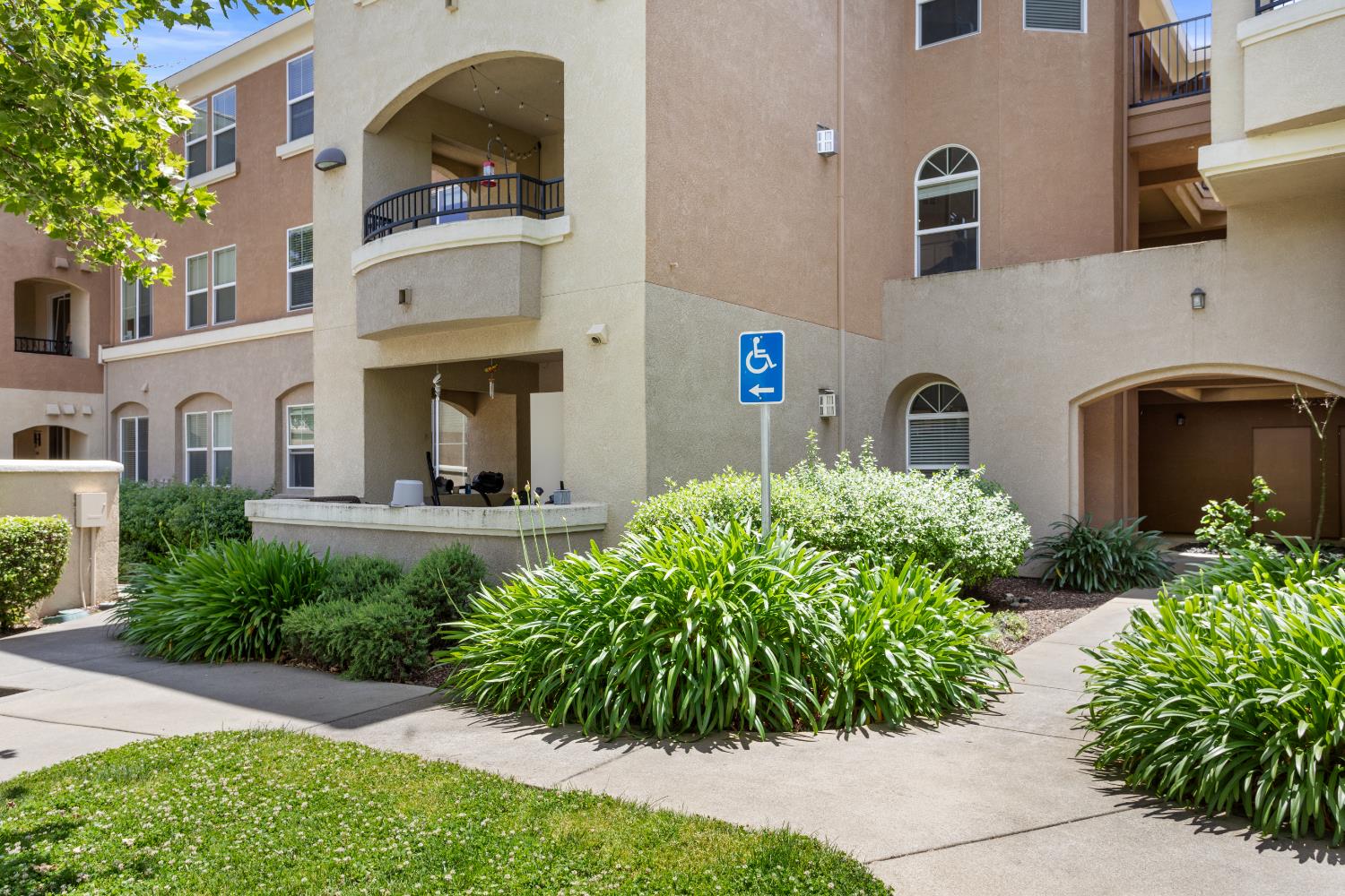 Moon Circle #921, Folsom, California image 4