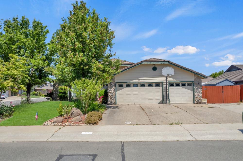 Robin Court, Galt, California image 42