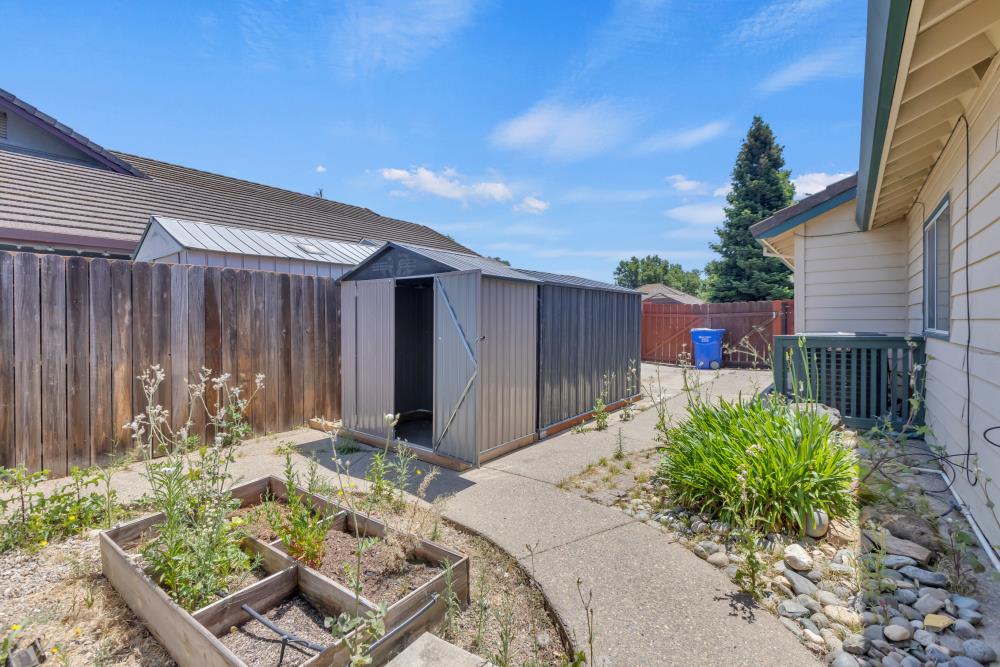 Robin Court, Galt, California image 37