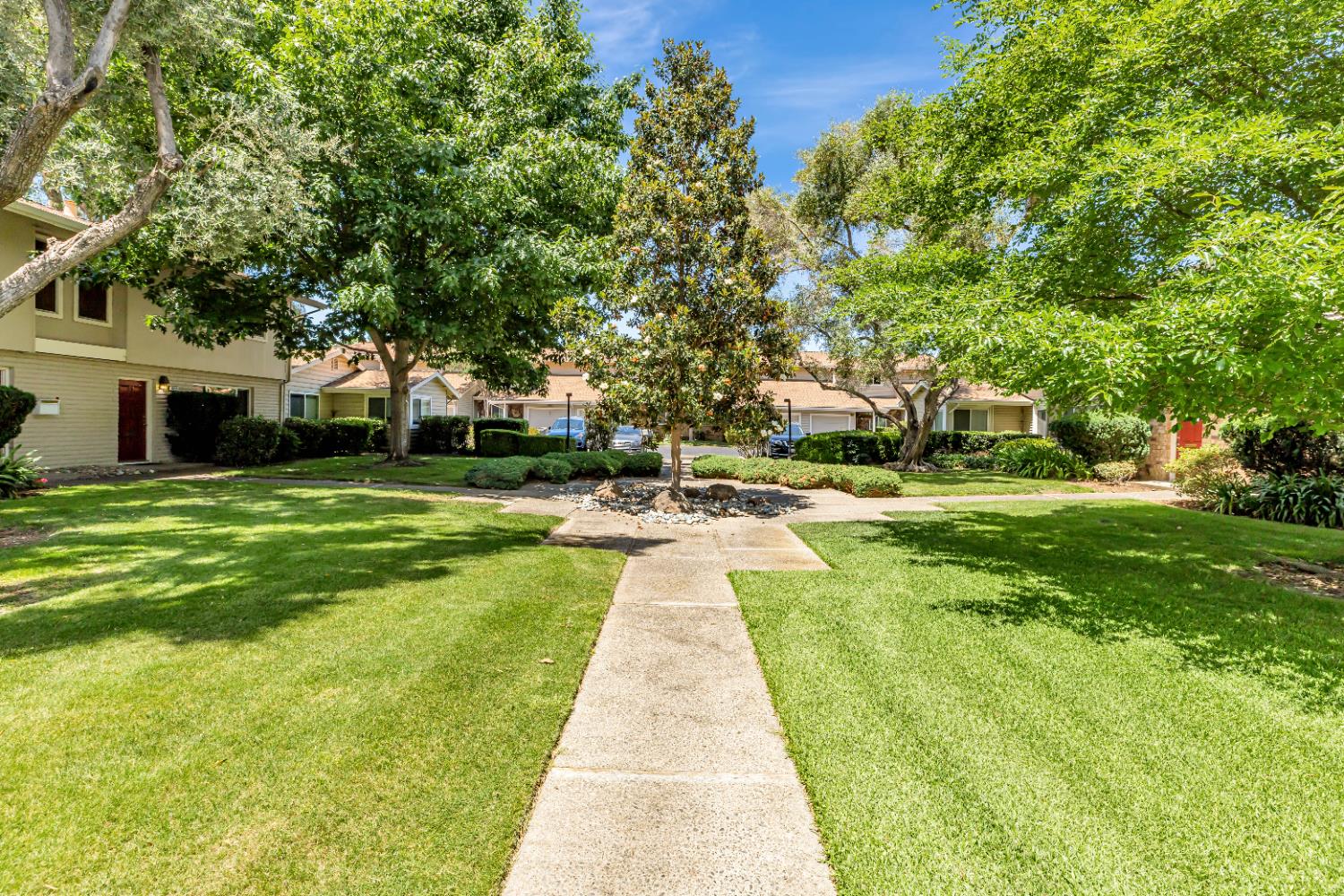 La Riviera Drive, Sacramento, California image 43