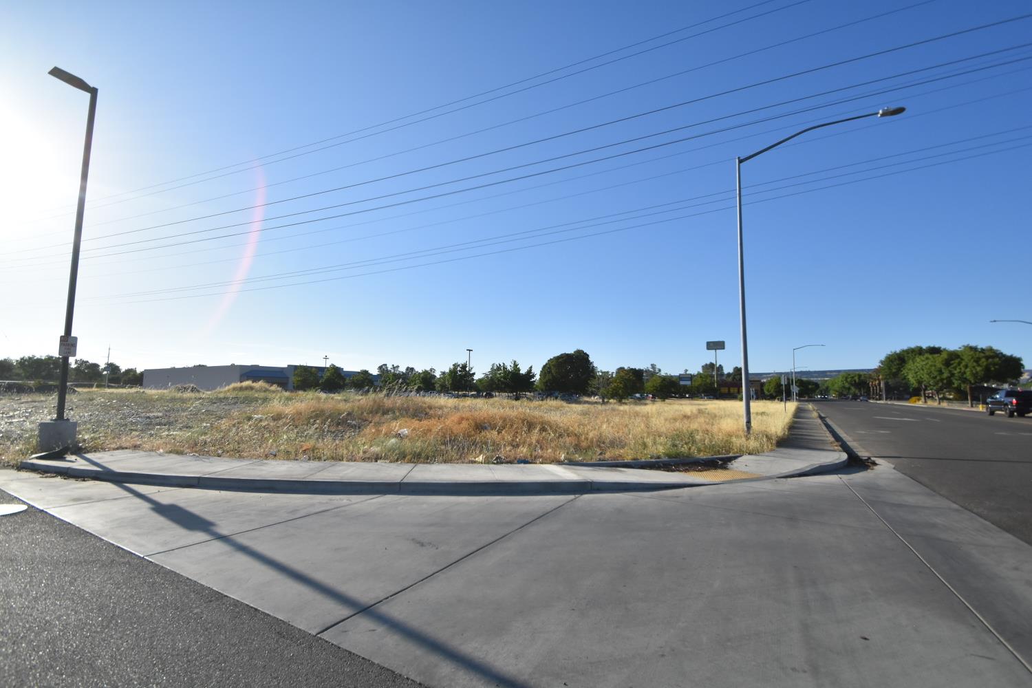 Feather River Boulevard, Oroville, California image 15