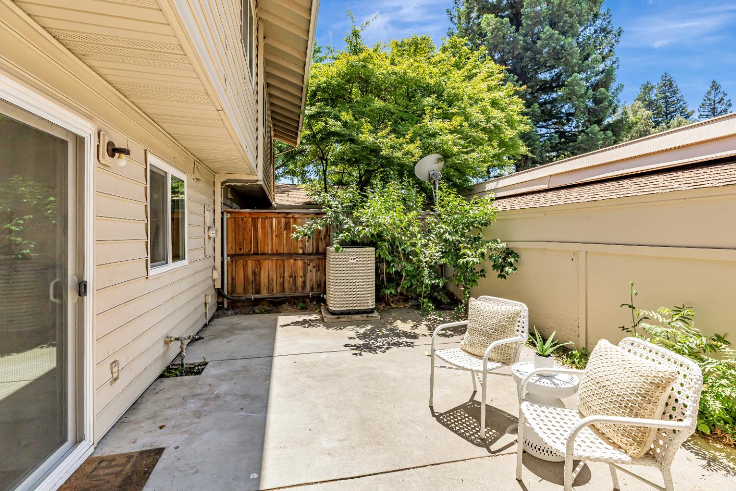 La Riviera Drive, Sacramento, California image 33