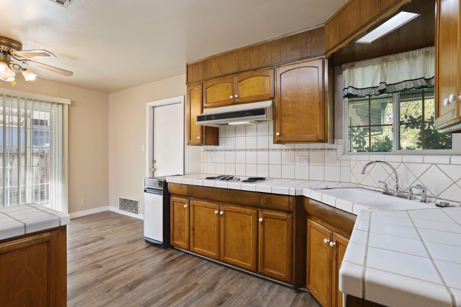 Los Olivas Court, Stockton, California image 17