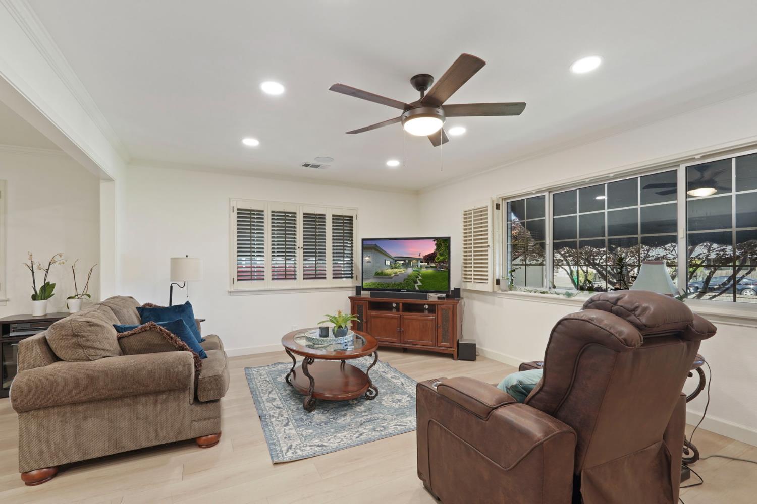 Lakewood Drive, Lodi, California image 9