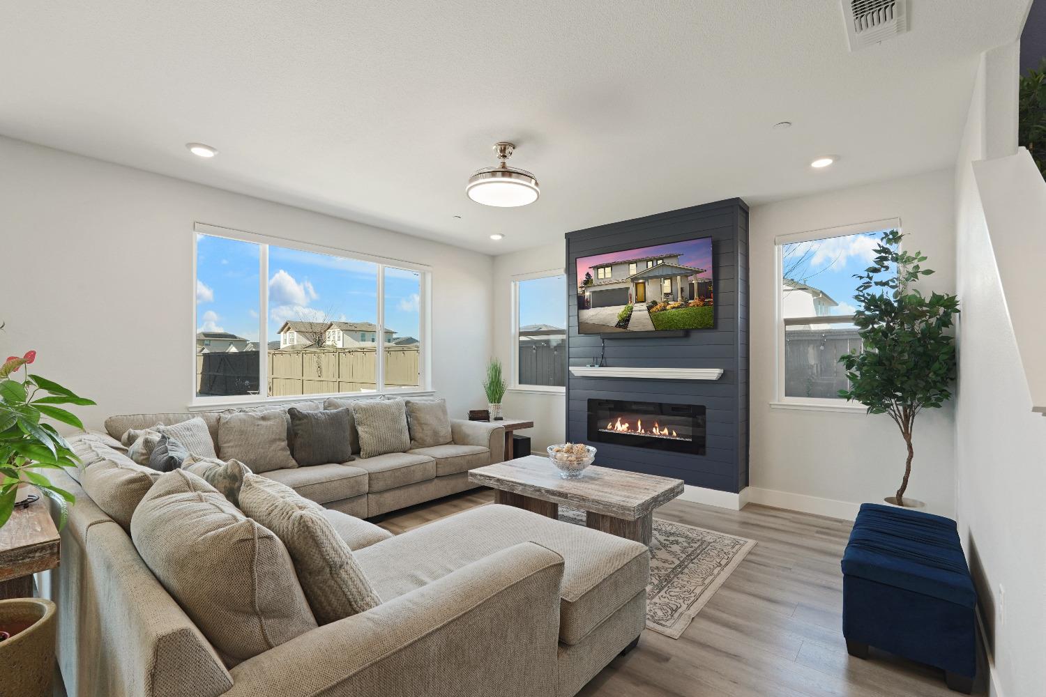Pritchard Court, Galt, California image 11