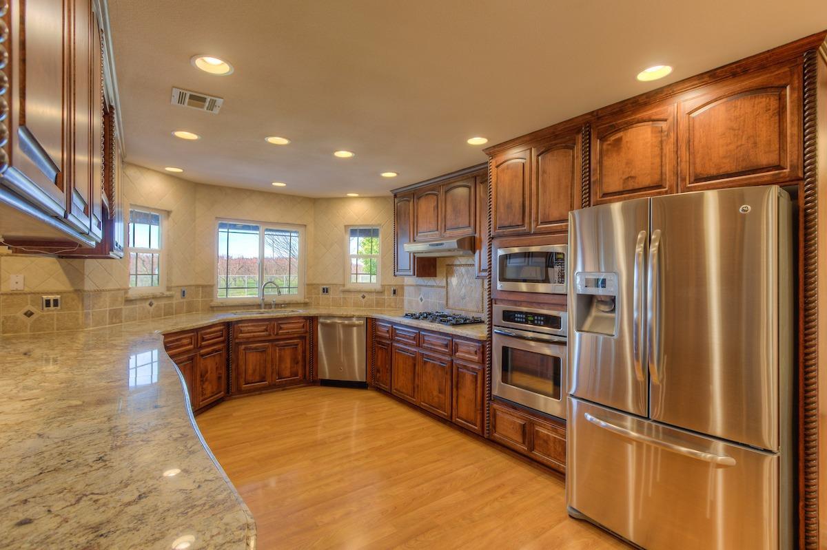 Holcomb Avenue, Yuba City, California image 5