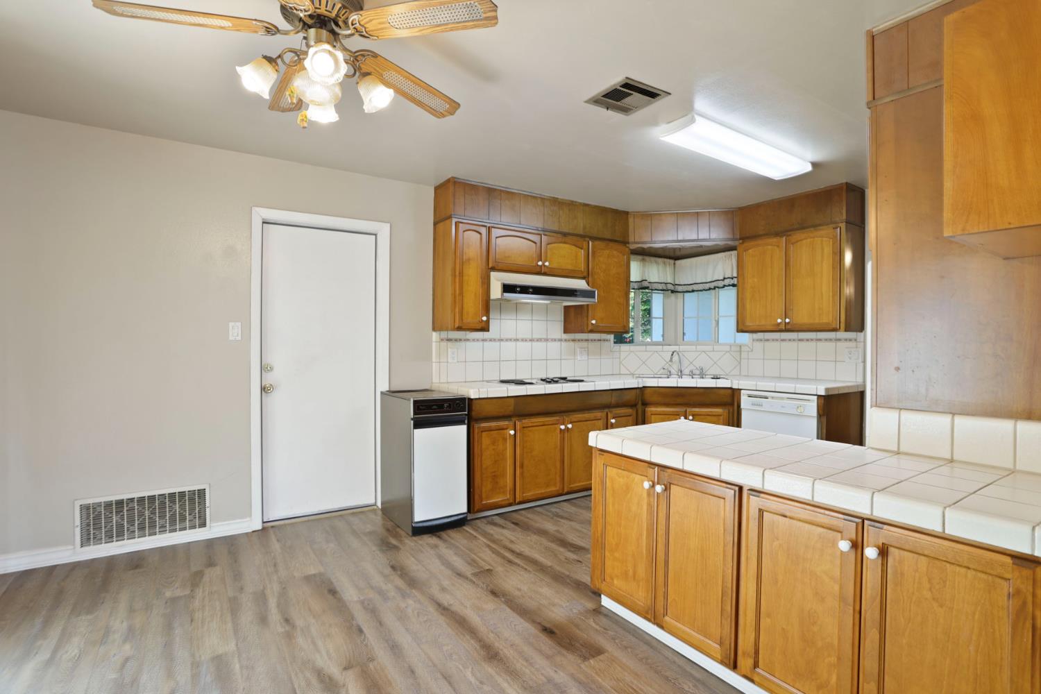 Los Olivas Court, Stockton, California image 12
