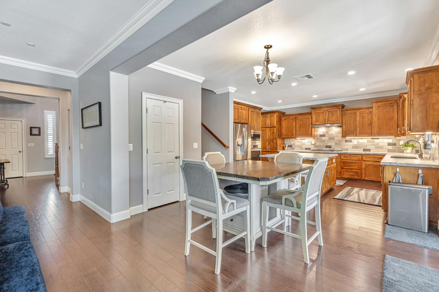Detail Gallery Image 5 of 45 For 1088 Broken Spoke Ln, Roseville,  CA 95747 - 5 Beds | 4/1 Baths