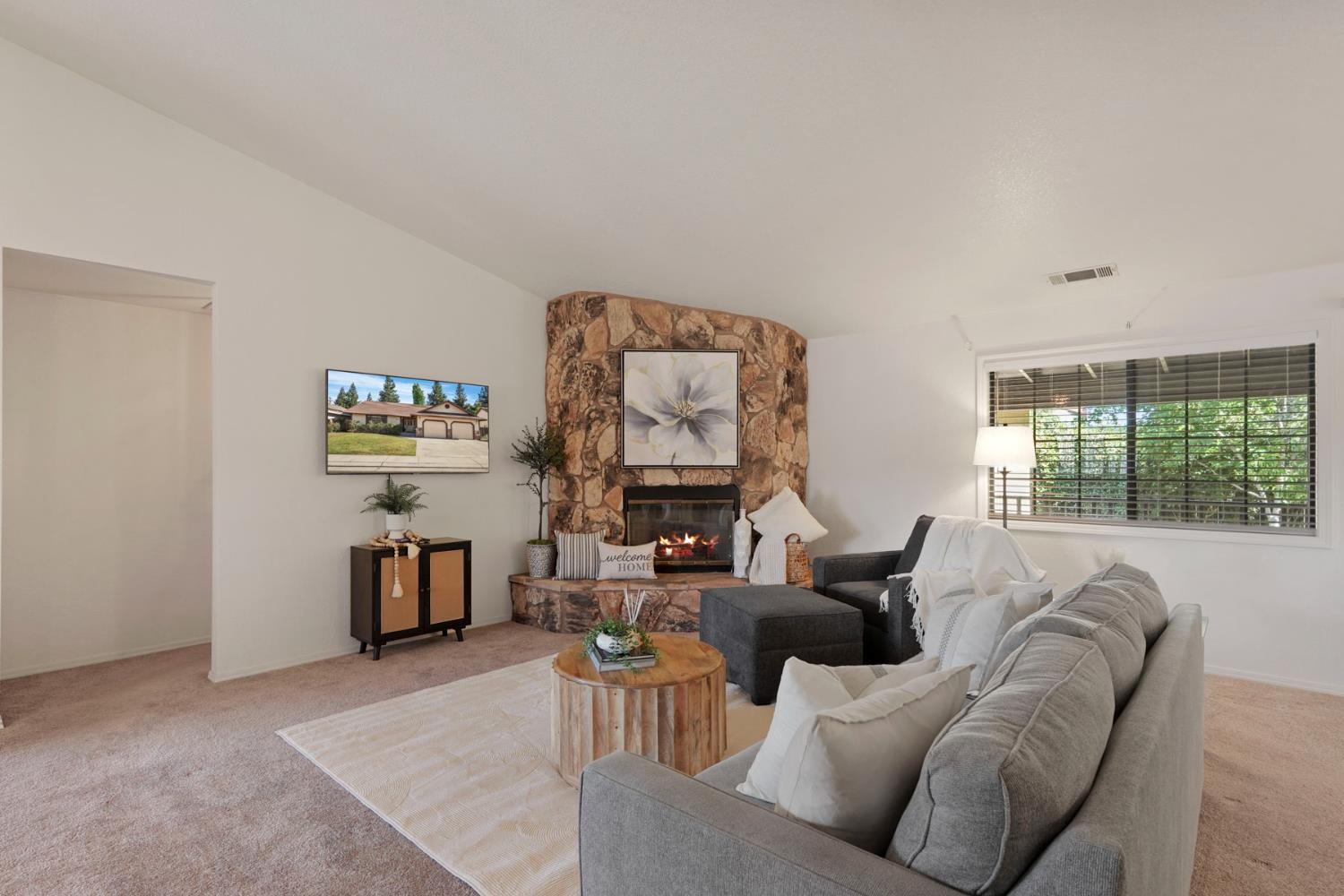 Detail Gallery Image 4 of 39 For 2316 Yosemite Ave, Escalon,  CA 95320 - 3 Beds | 2 Baths