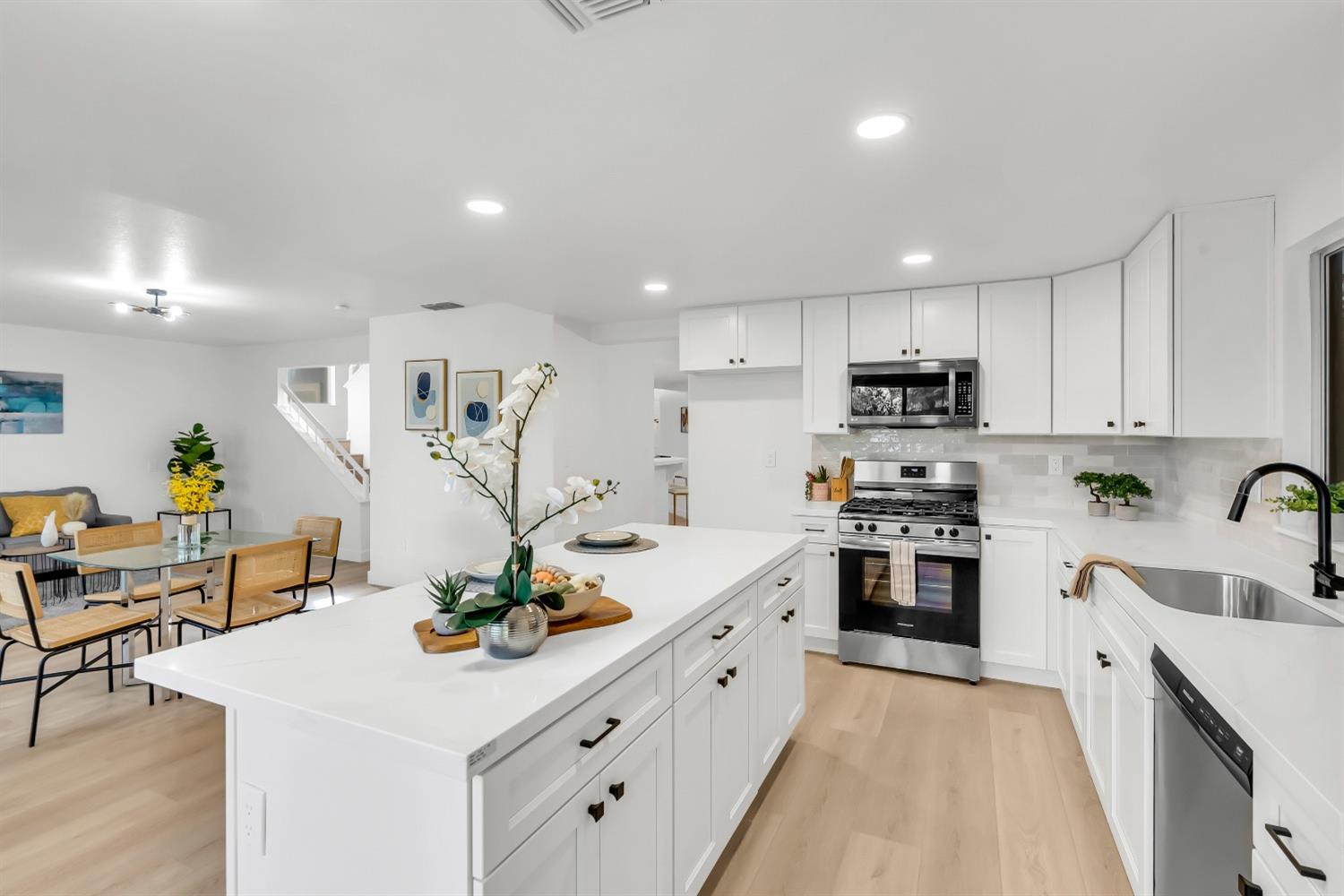 Detail Gallery Image 5 of 57 For 7213 Tiant Way, Elk Grove,  CA 95758 - 3 Beds | 2/1 Baths