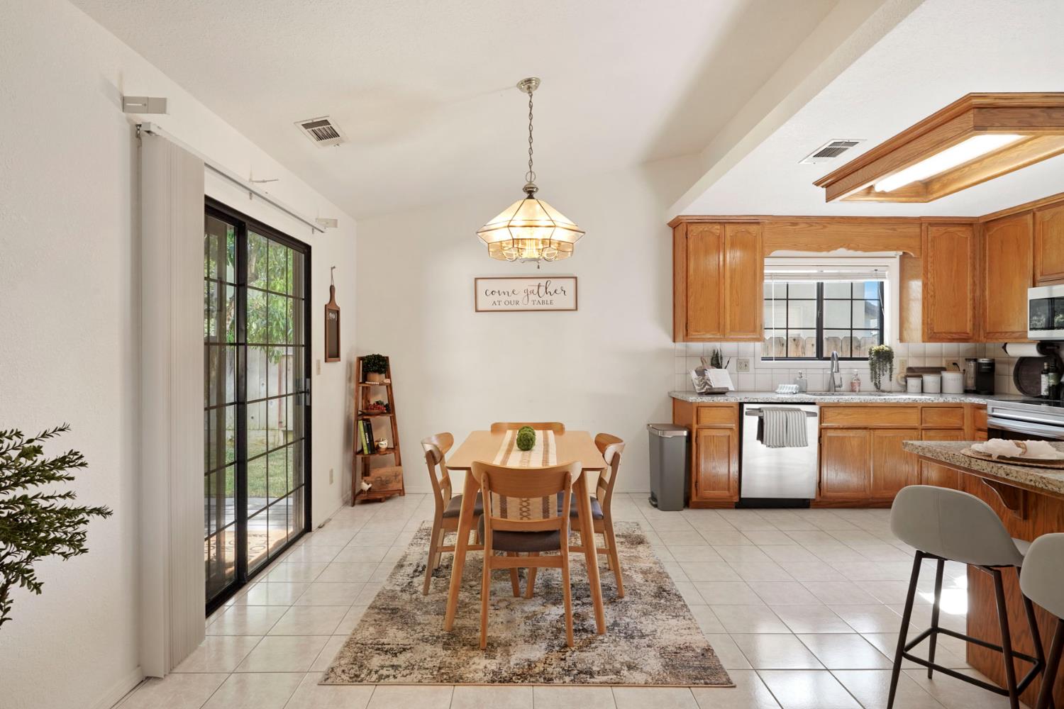 Detail Gallery Image 7 of 39 For 2316 Yosemite Ave, Escalon,  CA 95320 - 3 Beds | 2 Baths