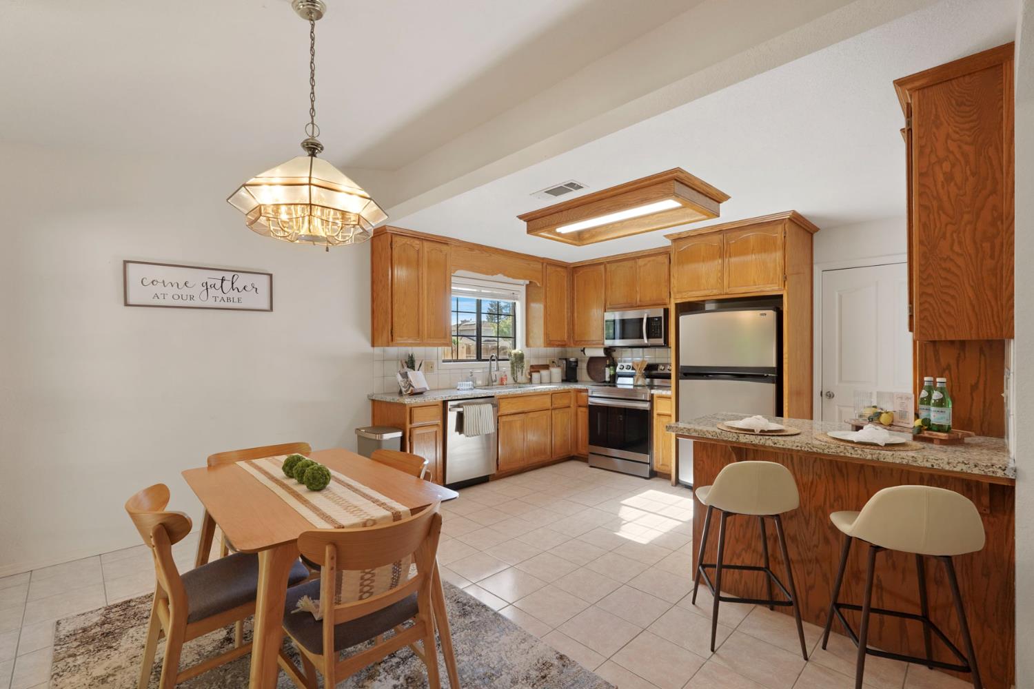 Detail Gallery Image 8 of 39 For 2316 Yosemite Ave, Escalon,  CA 95320 - 3 Beds | 2 Baths