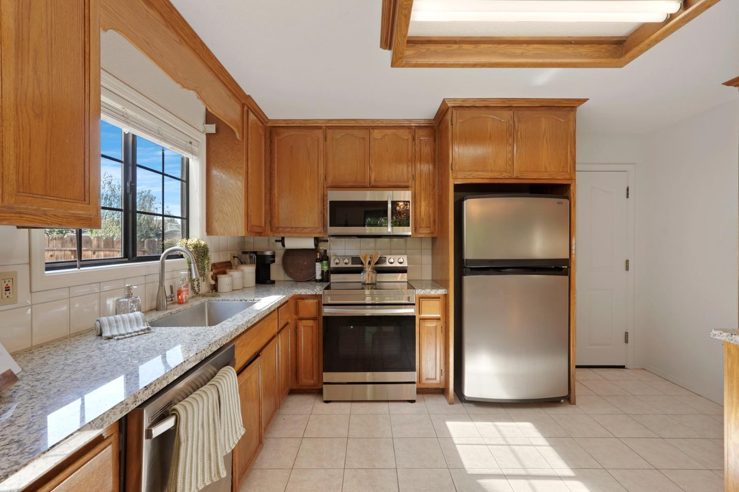 Detail Gallery Image 9 of 39 For 2316 Yosemite Ave, Escalon,  CA 95320 - 3 Beds | 2 Baths