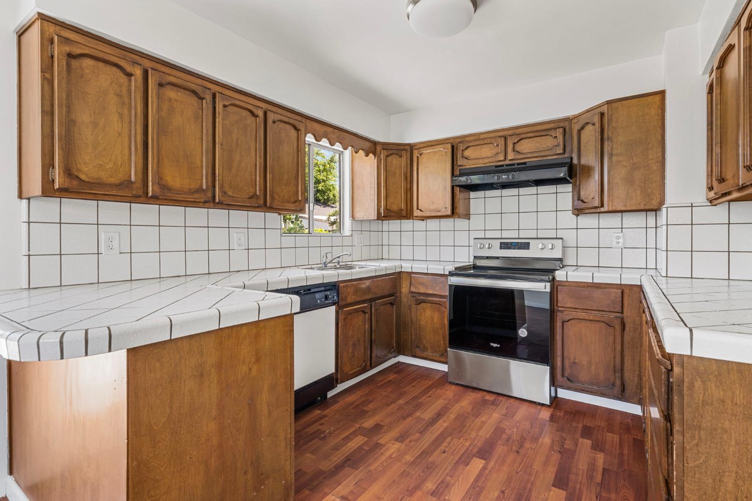 Oak Court, Tracy, California image 15