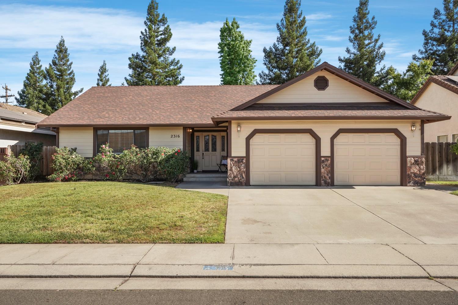 Detail Gallery Image 1 of 39 For 2316 Yosemite Ave, Escalon,  CA 95320 - 3 Beds | 2 Baths