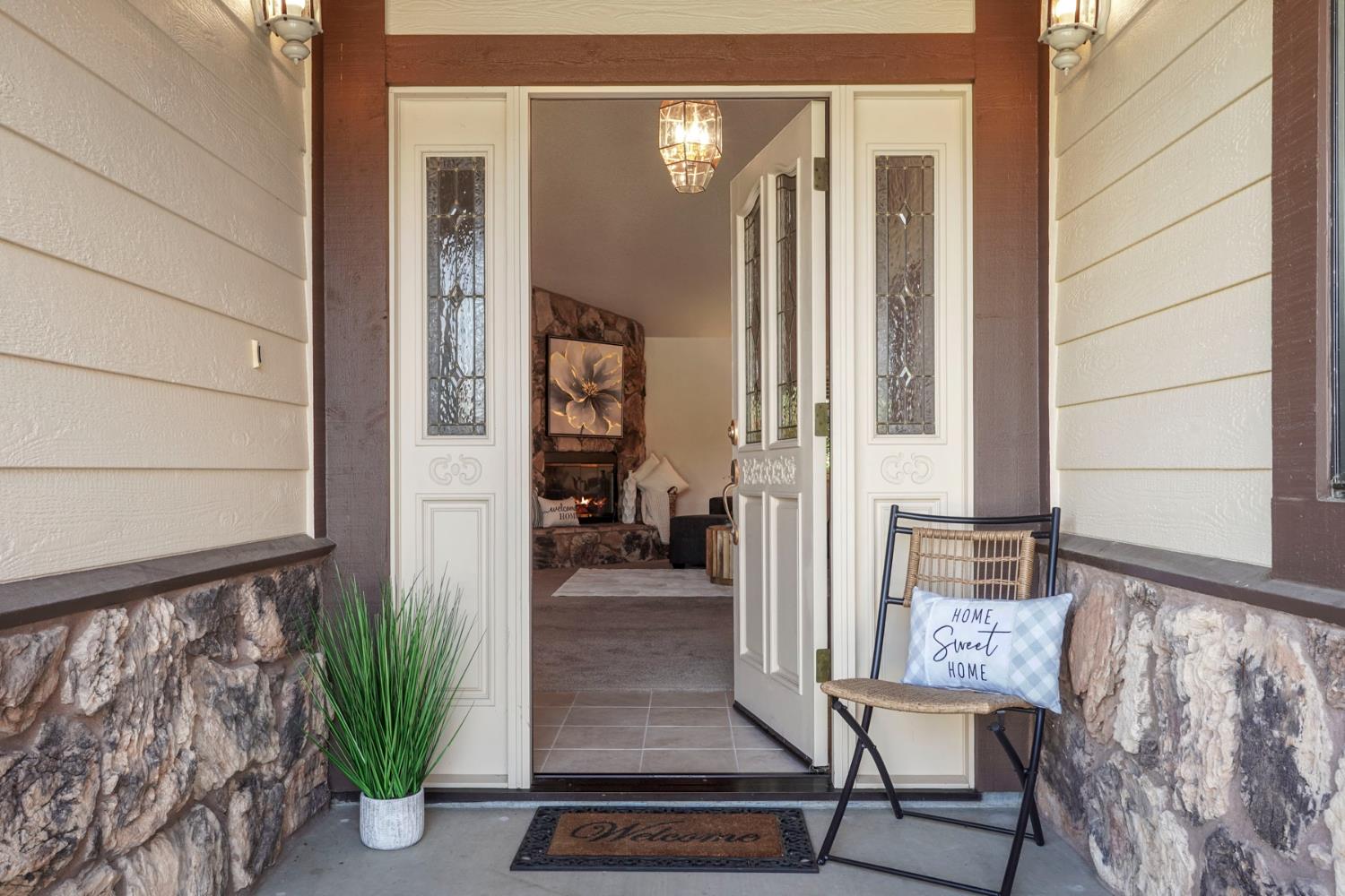 Detail Gallery Image 3 of 39 For 2316 Yosemite Ave, Escalon,  CA 95320 - 3 Beds | 2 Baths