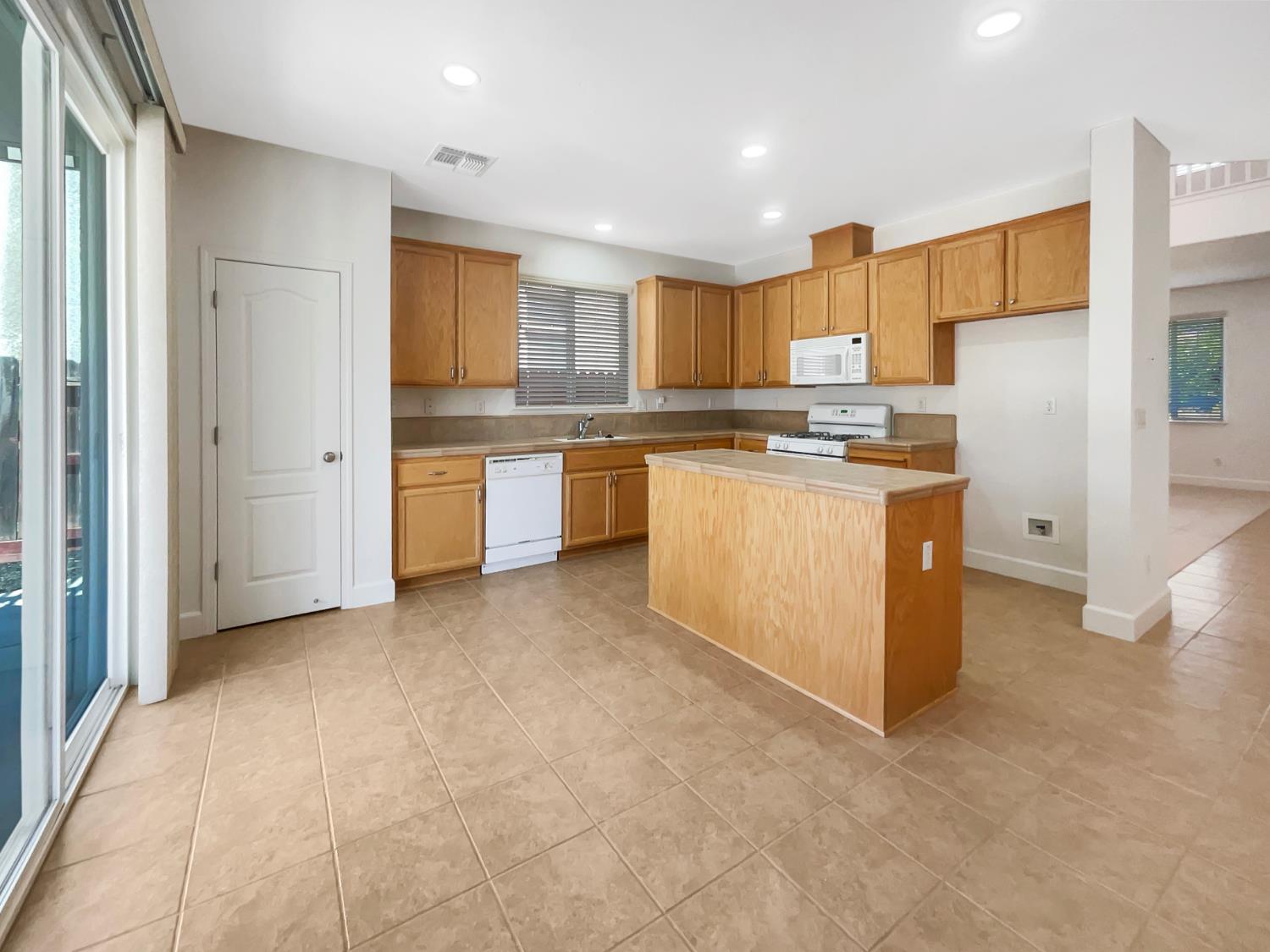 Monte Vista Court, West Sacramento, California image 6