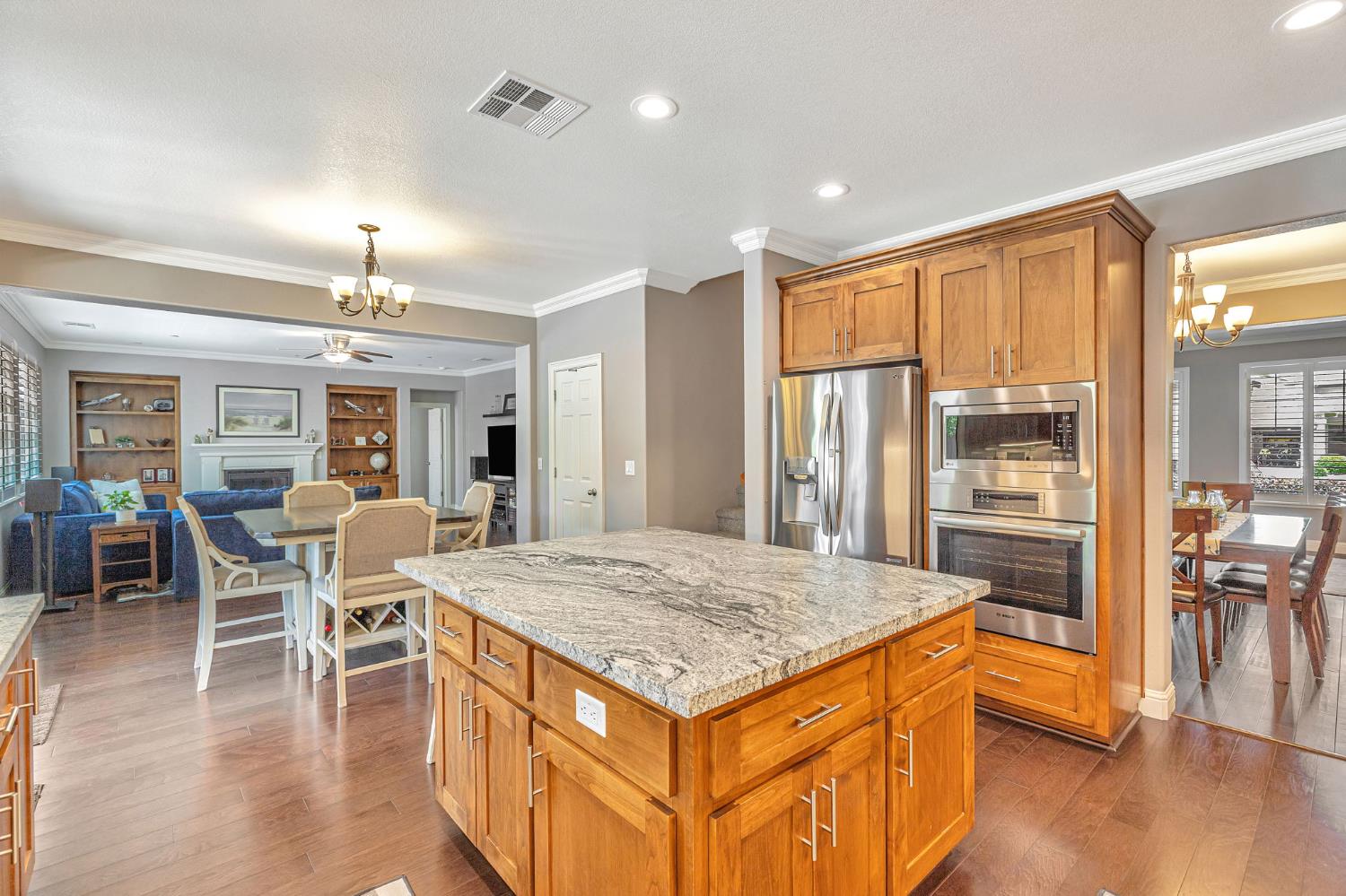 Detail Gallery Image 8 of 45 For 1088 Broken Spoke Ln, Roseville,  CA 95747 - 5 Beds | 4/1 Baths