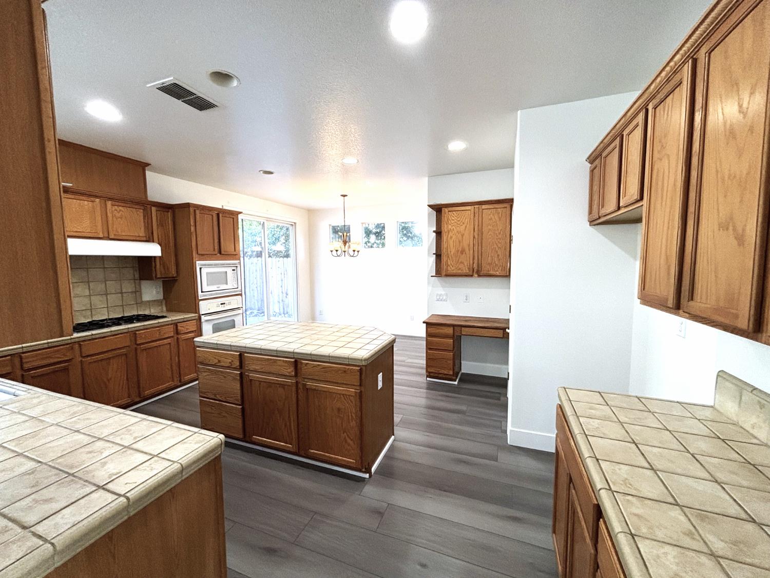 Lilyview Way, Elk Grove, California image 11