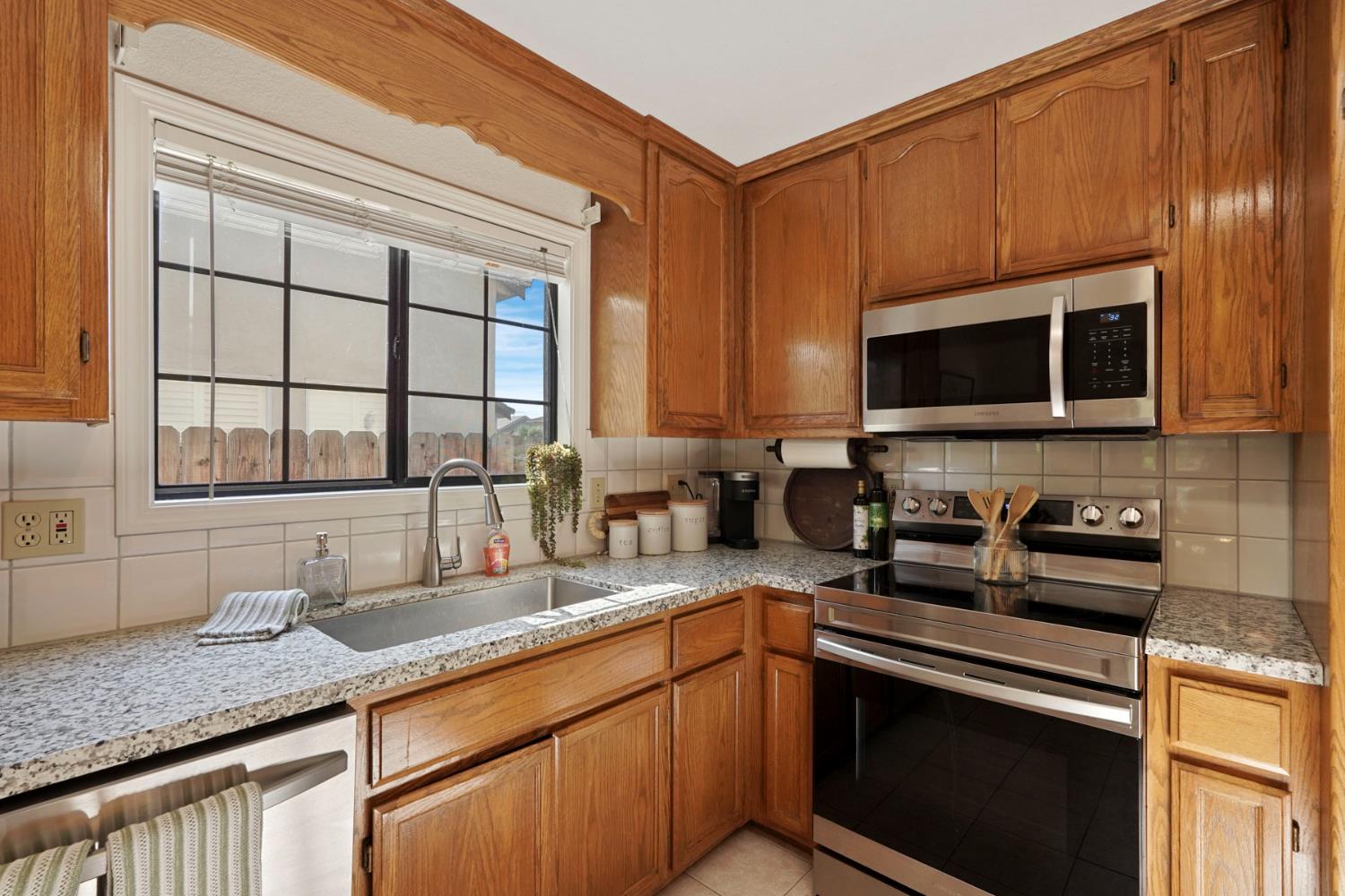 Detail Gallery Image 12 of 39 For 2316 Yosemite Ave, Escalon,  CA 95320 - 3 Beds | 2 Baths