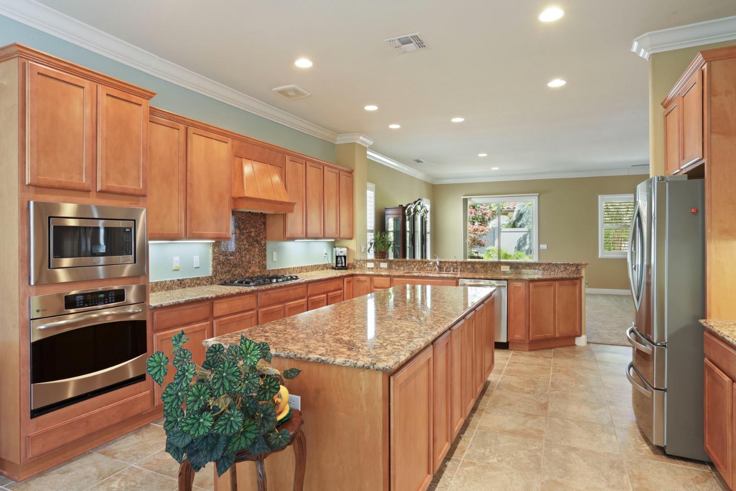 Detail Gallery Image 3 of 74 For 2424 Ashbridge Ln, Manteca,  CA 95336 - 2 Beds | 2/1 Baths