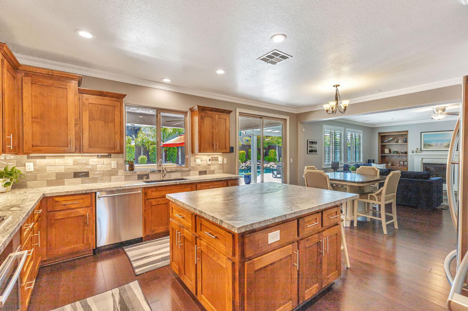 Detail Gallery Image 9 of 45 For 1088 Broken Spoke Ln, Roseville,  CA 95747 - 5 Beds | 4/1 Baths