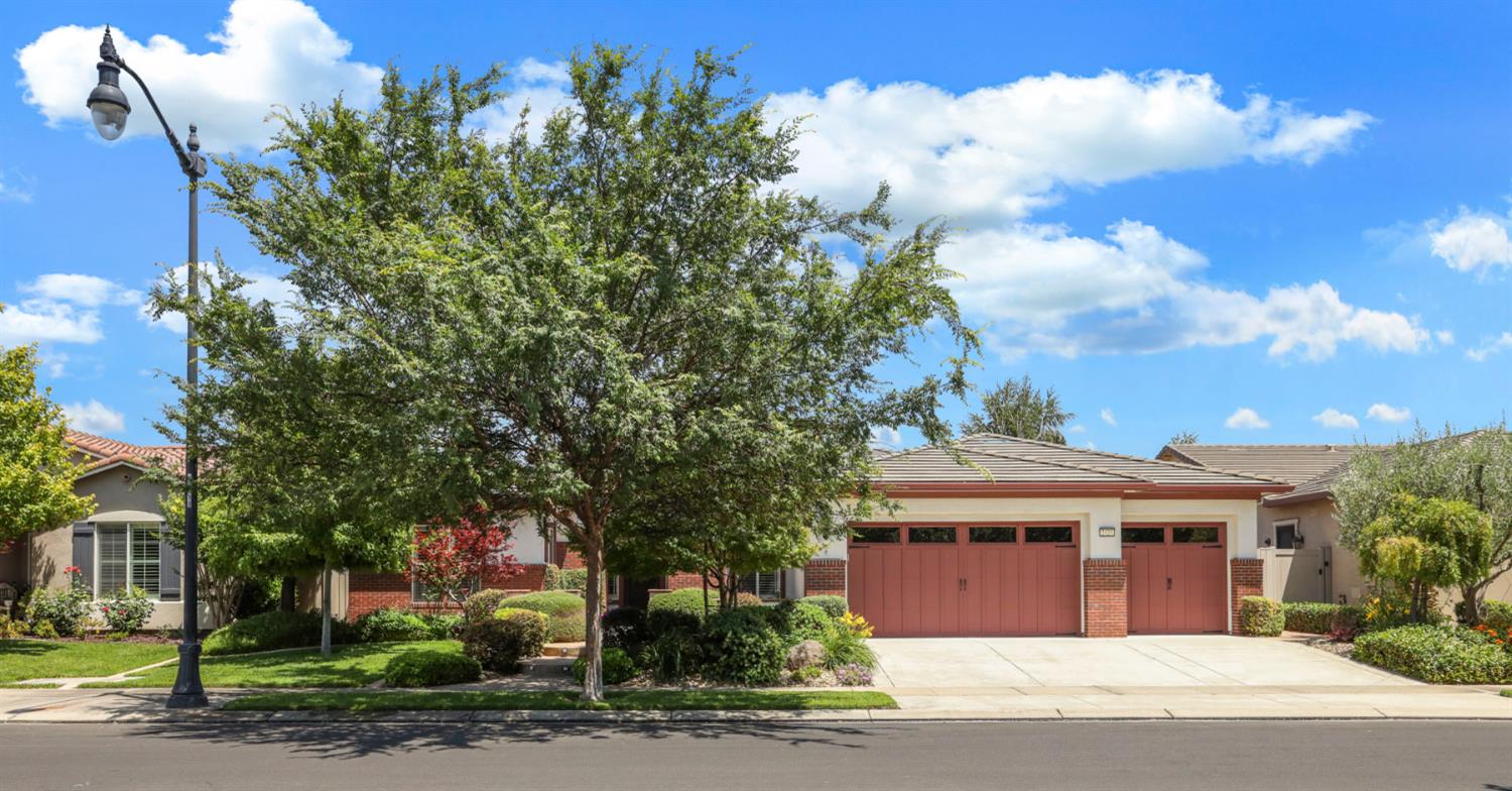 Detail Gallery Image 2 of 74 For 2424 Ashbridge Ln, Manteca,  CA 95336 - 2 Beds | 2/1 Baths