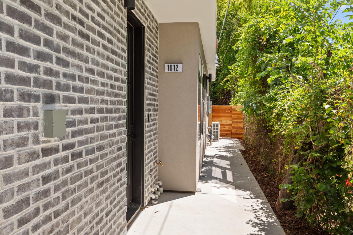Uptown Alley, Sacramento, California image 6