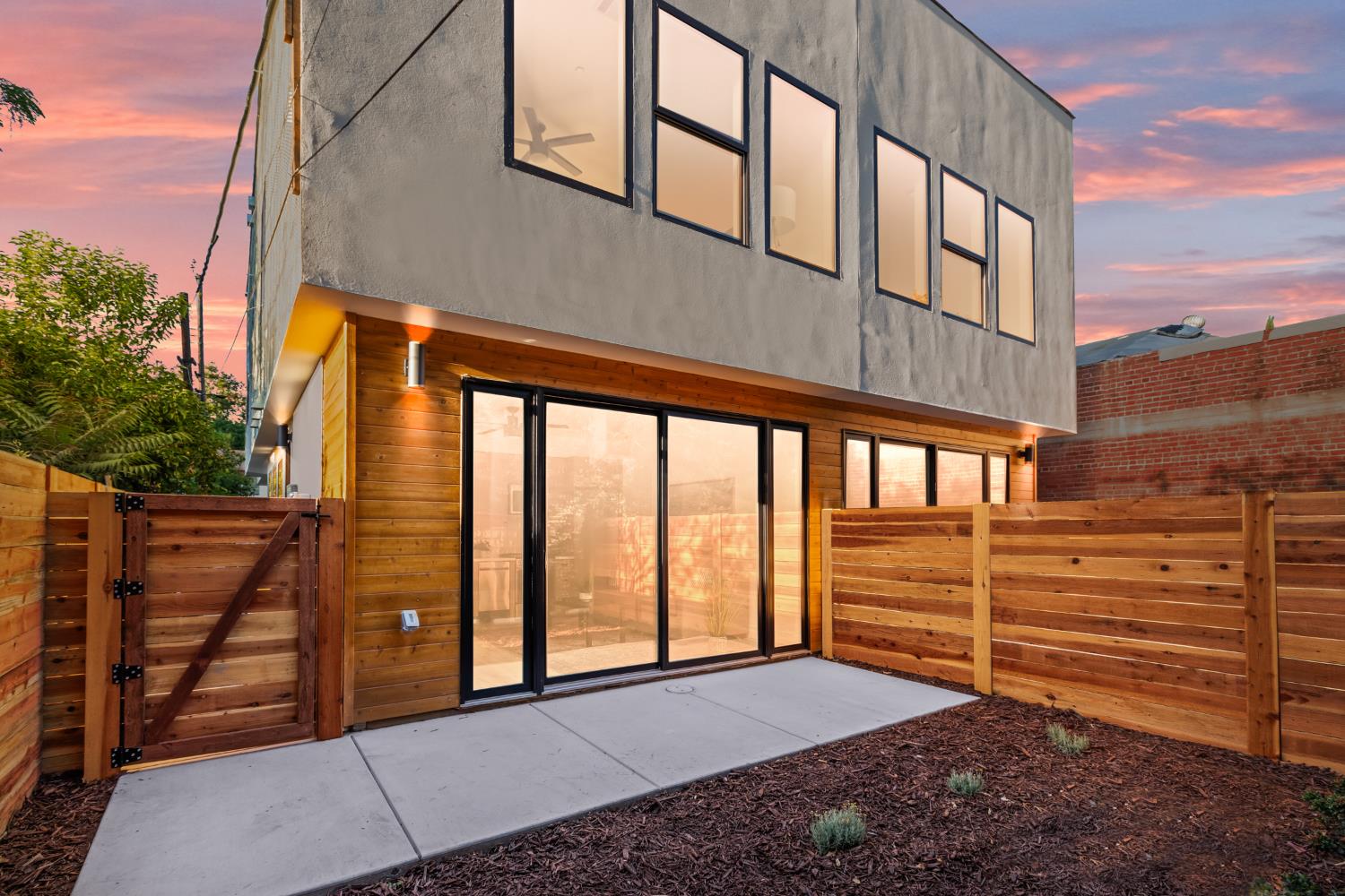 Uptown Alley, Sacramento, California image 3