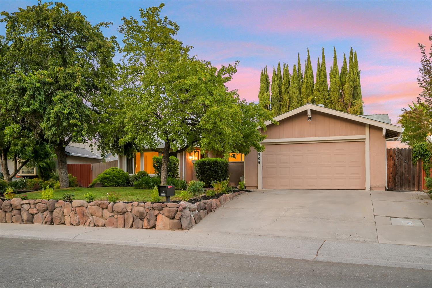 Shadow Oak Drive, Citrus Heights, California image 2