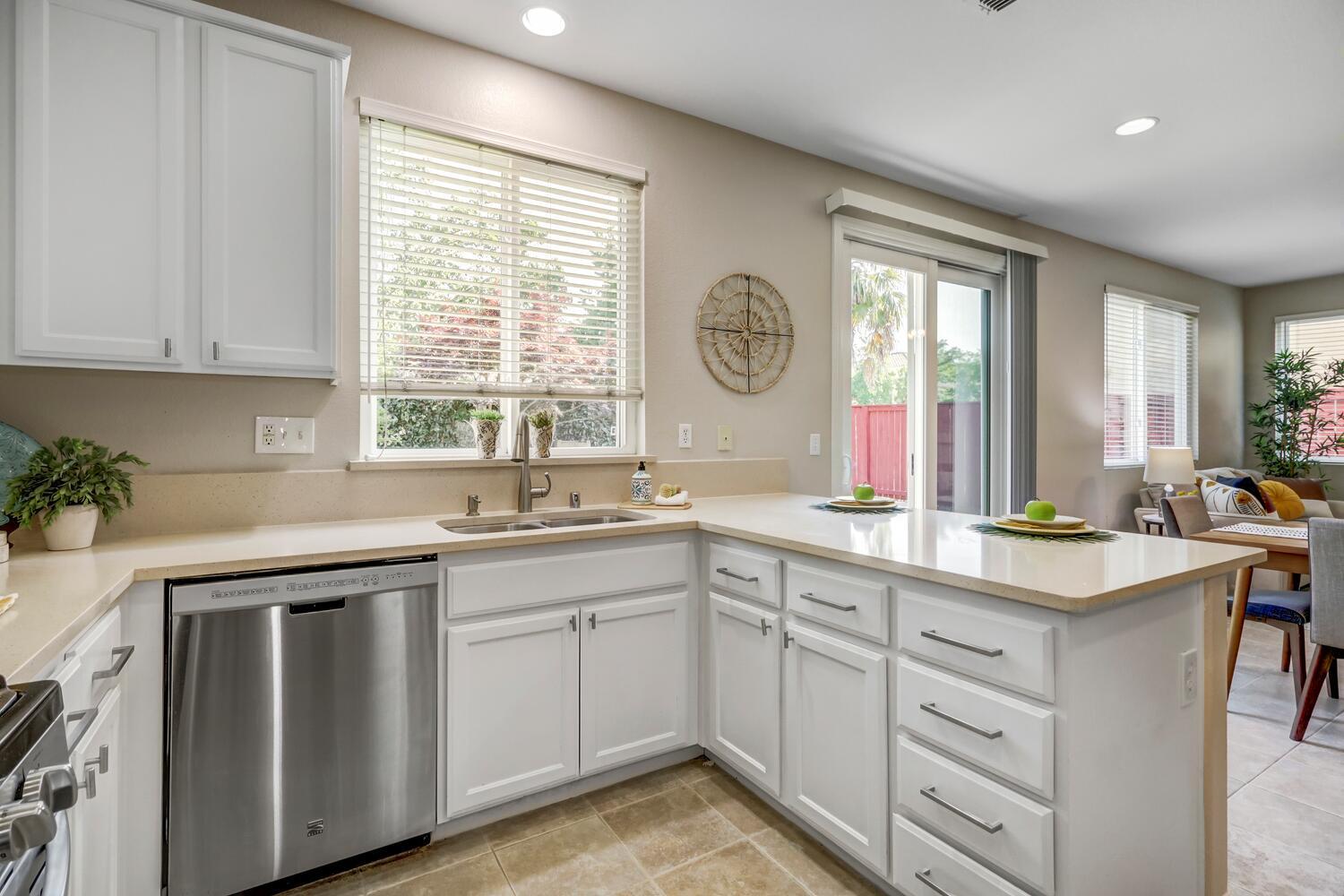 Anjou Circle, Sacramento, California image 17