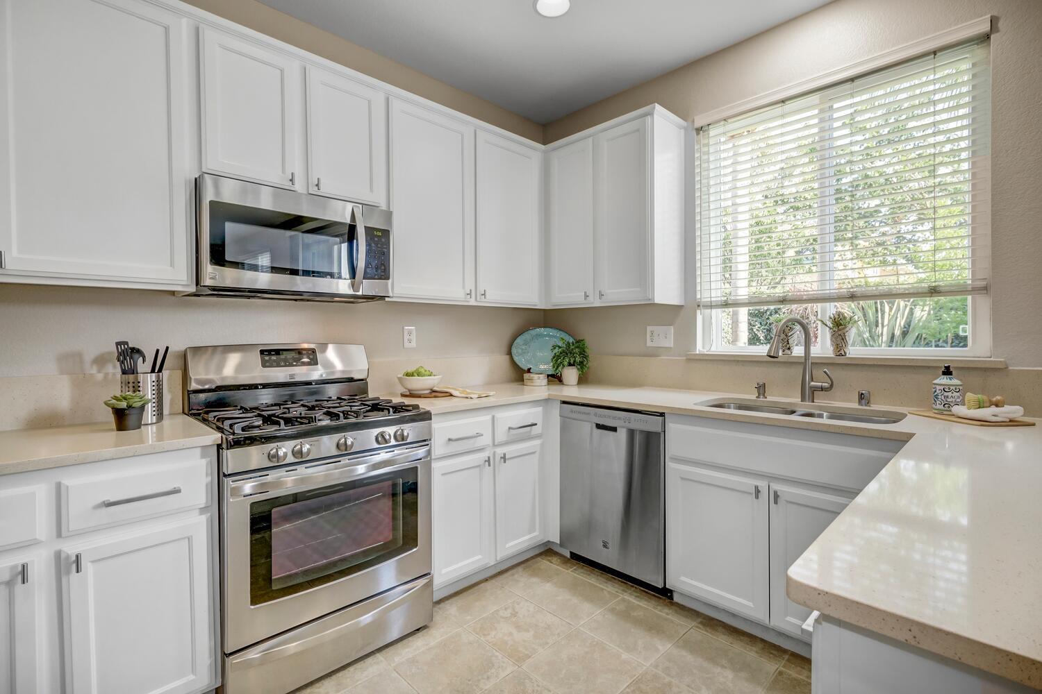 Anjou Circle, Sacramento, California image 16