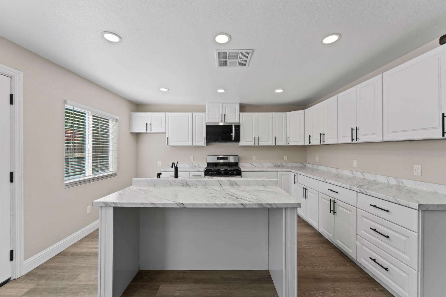 Woodbridge Avenue, Yuba City, California image 6