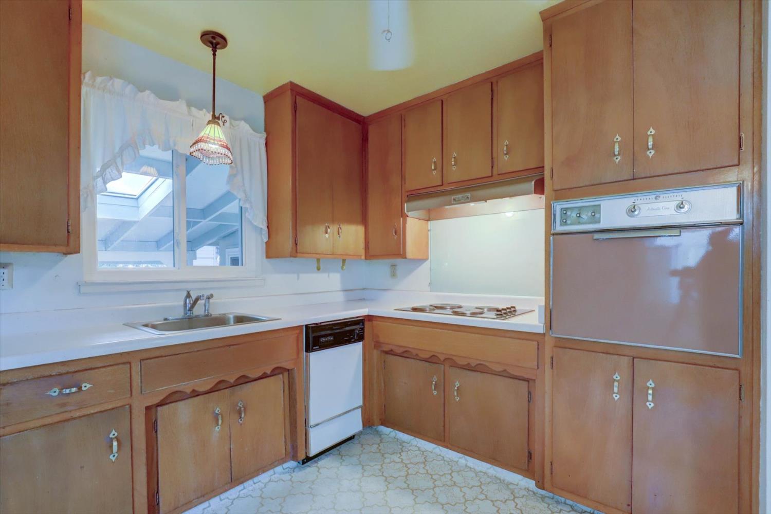 Elvyra Way, Sacramento, California image 37