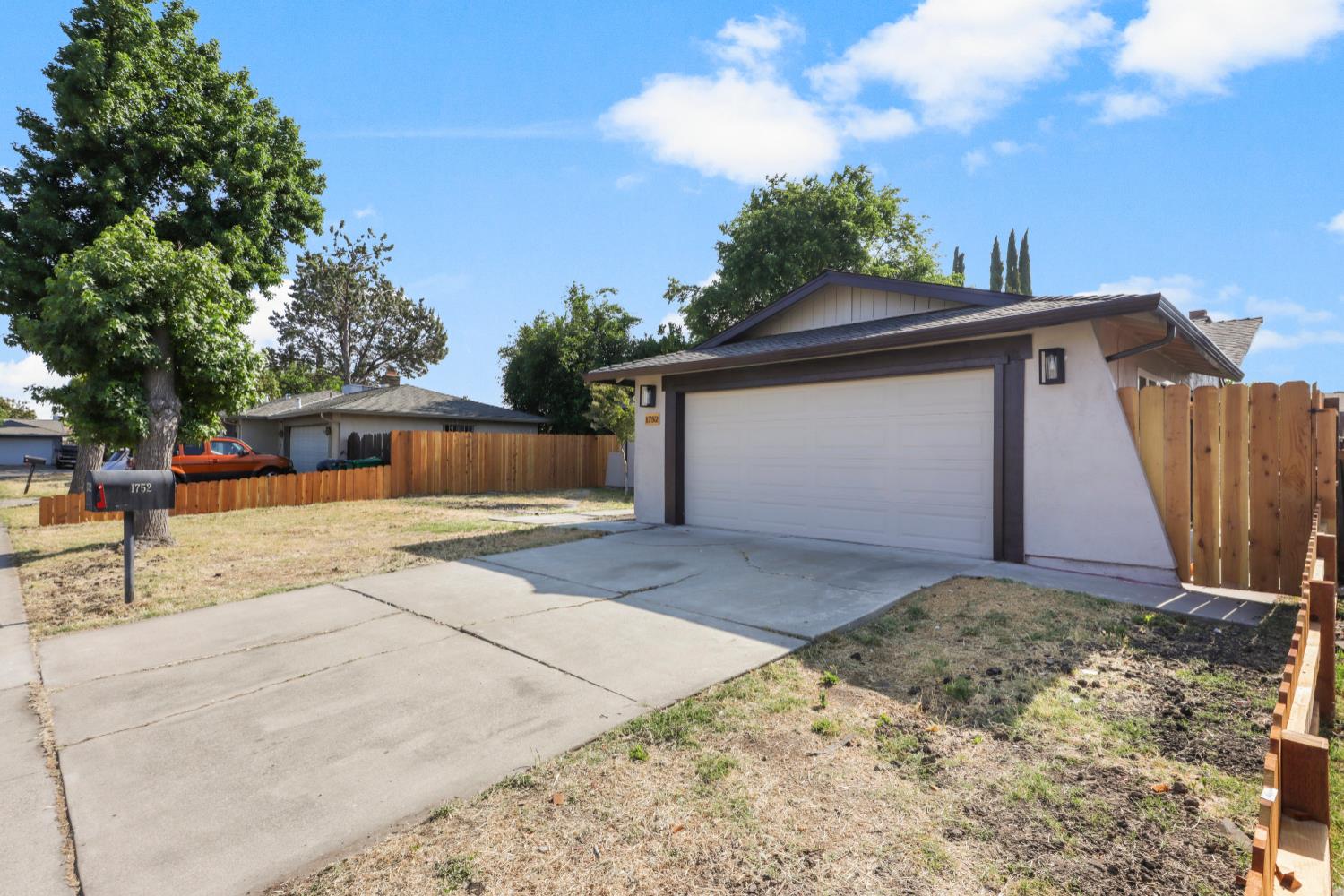 Detail Gallery Image 3 of 42 For 1752 Crestwood Cir, Stockton,  CA 95210 - 4 Beds | 2 Baths