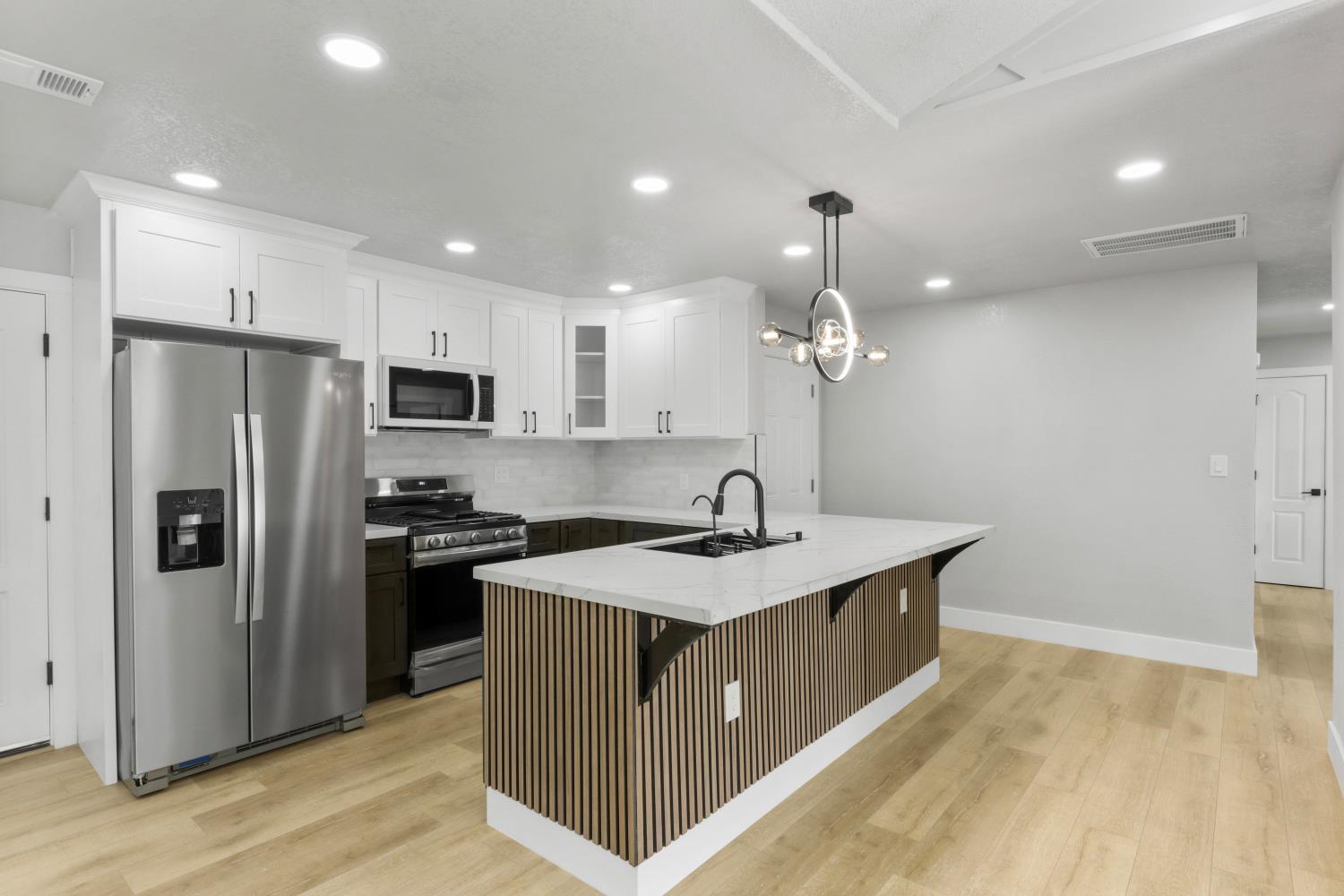 Detail Gallery Image 12 of 42 For 1752 Crestwood Cir, Stockton,  CA 95210 - 4 Beds | 2 Baths