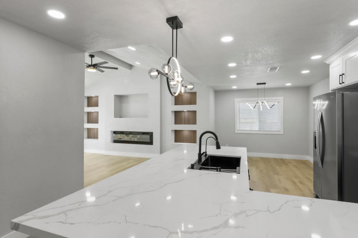 Detail Gallery Image 8 of 42 For 1752 Crestwood Cir, Stockton,  CA 95210 - 4 Beds | 2 Baths