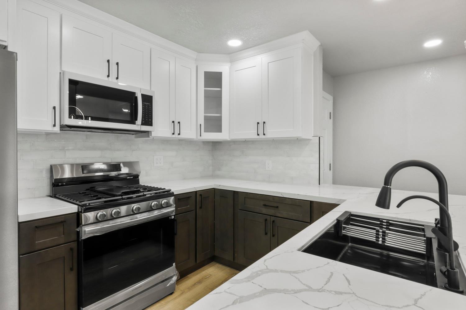 Detail Gallery Image 10 of 42 For 1752 Crestwood Cir, Stockton,  CA 95210 - 4 Beds | 2 Baths