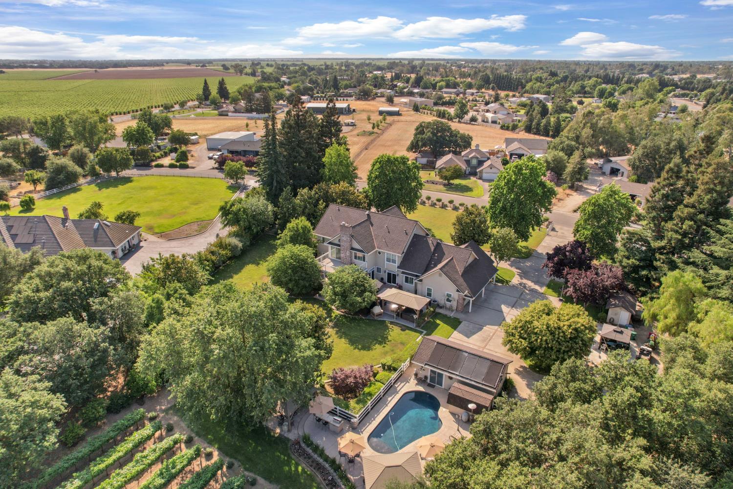 Detail Gallery Image 1 of 74 For 24646 Meadow Creek Ct, Acampo,  CA 95220 - 4 Beds | 4/1 Baths